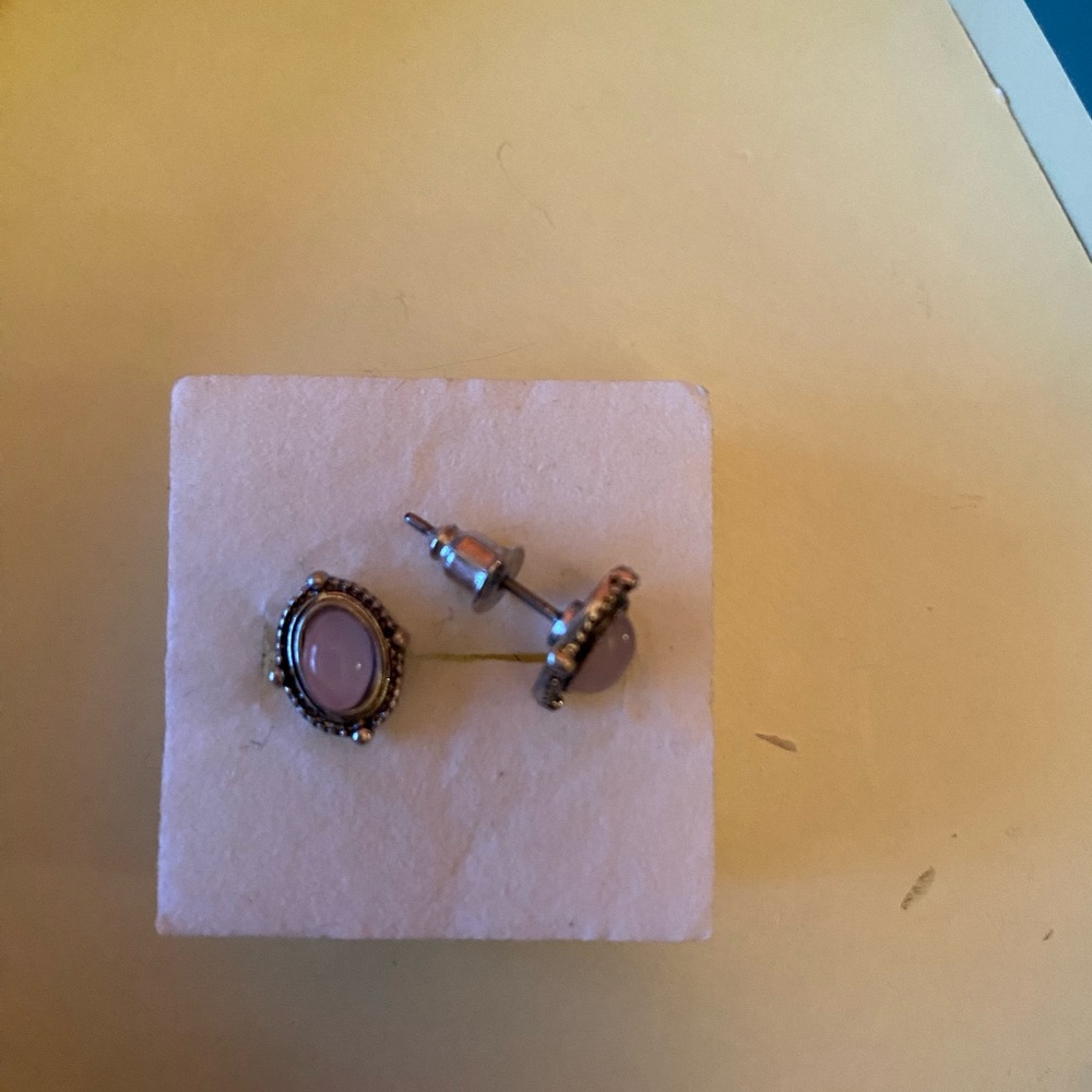 Pink stone stud earrings - Picture 3 of 3